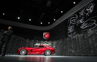 Chrysler SRT Viper model tahun 2013 tampak punya tampang lebih galak. Reuters/Shannon Stapleton.