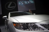 Lexus ES300 Hybrid semakin memperkuat tren mobil hybrid di dunia. Reuters/Andrew Burton.