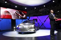 CEO Nissan Carlos Ghosn memamerkan Infiniti G sedan di New York International Auto Show. Reuters/Allison Joyce.