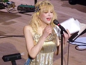 Mantan Gitaris Hole Akui Masih Mencintai Courtney Love