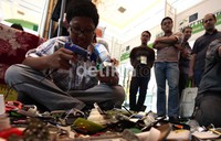 Sampah-sampah tersebut dirangkai dan dilem kemudian dicat hingga membentuk karakter robot.