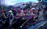 Warga Aceh berhamburan keluar rumah saat gempa terjadi. Mereka menuju ke arah yang lebih tinggi. (Feri Fernandes).