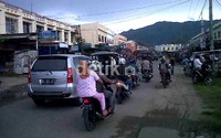 Warga berhamburan ke luar rumah dengan mengendarai sepeda motor, mobil atau berjalan kaki. (Feri Fernandes).