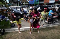 Kerasnya getaran gempa membuat warga panik dan ketakutan. AFP/Chaideer Mahyuddin.