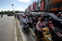 Warga Aceh berhamburan keluar rumah dengan menggunakan motor dan mobil untuk menyelamatkan diri. AFP/Chaideer Mahyuddin.