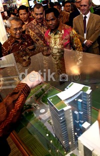 Selain Menteri Pekerjaan Umum Djoko Kirmanto, pameran gedung ramah lingkungan tersebut juga dihadiri oleh Menteri Lingkungan Hidup Balthasar Kambuaya.