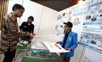 Para mahasiswa turut berpartisipasi dalam kegiatan tersebut. Mereka juga ikut memamerkan hasil ujian akhirnya dalam pameran ini.