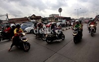 Para pengendara sepeda motor melawan arus di Kawasan Tanah Abang, Jakarta.
