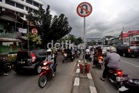 Selain menimbulkan kemacetan, aksi nekat tersebut juga membahayakan jiwa pengendara itu sendiri.