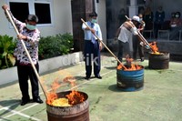Petugas memusnahkan mi berformalin yang berhasil disita.