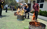 Mi yang mengandung formalin dimusnahkan dengan cara dibakar.