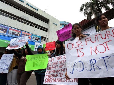 Mahasiswa Perbanas Demo Manajemen Kampus