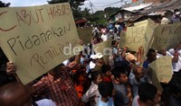 Warga menolak bangunannya ditertibkan dengan alasan hanya diberi uang kerohiman sebesar Rp 25 juta per rumah. Padahal, menurut warga, rata-rata rumah mereka dibangun secara permanen.