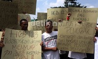 Mereka pun berdemo dengan membawa sejumlah poster.