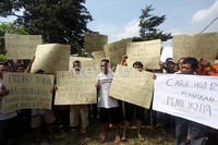 Warga meminta uang kerohiman sebesar Rp 1,5 juta per meter. Jika keinginan itu tak dituruti, ia dan warga lainnya akan memilih bertahan dan menolak rencana penertiban tesebut.