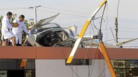 Heli tersebut tampat jatuh di atap rumah warga. REUTERS/Enrique Castro-Mendivil.
