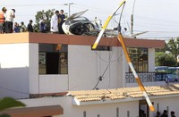 Petugas melakukan penyelidikan untuk mengetahui penyebab kecelakaan ini. REUTERS/Enrique Castro-Mendivil.