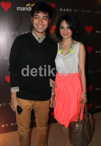 Vidi dan Andien berpose saat berada di red carpet Marc Jacobs SS12 Party yang digelar di Marc Jacobs SS12 Party, Epicentrum, Kuningan, Jakarta Selatan, Selasa (10/4/2012).