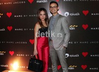 Pasangan itu berpose saat ditemui di Marc Jacobs SS12 Party.