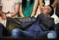 Mantan suami Krisdayanti itu pun terlihat seperti berdoa dengan menengadahkan kepalanya ke atas langit-langit sambil tangannya memohon.