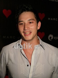 Perceraian Mike dan Tamara sempat digosipkan lantaran ada orang ketiga, yaitu aktris seksi Aura Kasih.