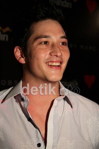 Meski baru saja bercerai, Mike tetap terlihat santai saat menjawab pertanyaan wartawan.