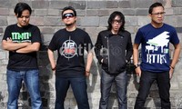 Kin Aulia (gitar), Levy (bass), Adith (kibord), dan Teddy (vokal) telah mengaransemen ulang lagu lawas yang dipopulerkan oleh Bimbo berjudul Flamboyan.