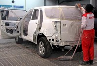 Sejumlah pekarja mengecat mobil milik konsumen di bengkel Auto2000, Jakarta.