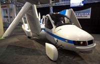 Transition tengah membuka sayapnya. Mobil ini merupakan versi purwarupa yang sudah berhasiil dites terbang bulan lalu. REUTERS/Allison Joyce.