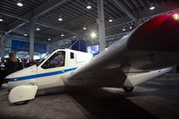 Mobil terbang ini bisa diparkir di garasi kecil dan bensinnya menggunakan bensin biasa tanpa timbal. REUTERS/Allison Joyce.