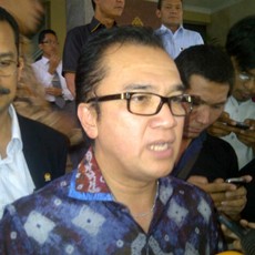 Tantowi Yahya akan Isi Tas Gambar Ical dengan Alat Salat & Sembako