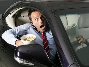 Makan Sembari Nyetir Lebih Bahaya dari Mabuk dan Telepon