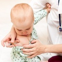 Agar Bayi Lebih Tahan Sakit Saat Disuntik, Berikan Kehangatan