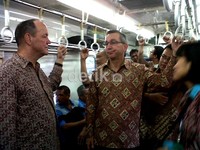 Dubes AS untuk Indonesia Scot Marciel yang didampingi Wakil Dubes AS Ted Osius dan sekitar 10 pengawal menumpang KRL commuter line jurusan Bekasi. (M Iqbal/detikNews).