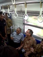 Dubes AS Naik KRL ke Bekasi