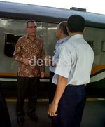 Dubes AS Naik KRL ke Bekasi