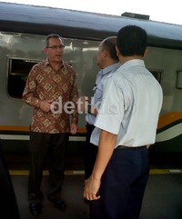 Dubes AS untuk Indonesia Scot Marciel menunggu kereta datang di Stasiun Gambir, Jakarta. (M Iqbal/detikNews).