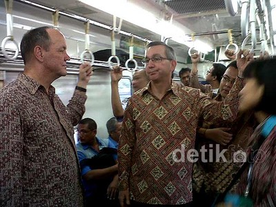 Dubes AS Naik KRL ke Bekasi