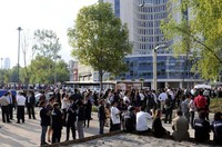 Warga Meksiko berhamburan keluar gedung perkantoran. Reuters/Alejandro Dias.