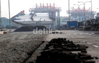 Penghilangan sebagian area ruang terbuka hijau (RTH) di sekitar Tugu Perjuangan dan Bumi Perkemahan Kota Bekasi, dilakukan untuk pembangunan proyek jembatan layang di Jalan Ahmad Yani, Bekasi.