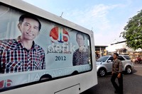 Sebuah mobil boks yang bertuliskan Jakarta Baru, Jokowi-Basuki melintas di kawasan Grogol, Jakarta, Kamis (12/4/2012).