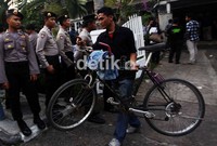 Pelaksanaan eksekusi mendapat pengawalan dari puluhan petugas Satpol PP dan polisi.