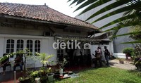 Rumah yang berada di Jalan Blitar, Menteng ini dikini didiami oleh Muhammad Maulud dan keluarganya.