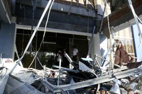 Bangunan yang rusak hanya atap bagian depan gedung bank tersebut. REUTERS/Junaidi Hanafiah.
