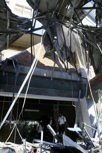 Beruntung tidak ada warga yang tertimpa rangka gedung yang ambruk. REUTERS/Junaidi Hanafiah