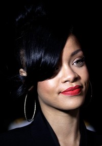 Bibir Rihanna terlihat lebih seksi dengan polesan lipstick merah. (Getty Images).