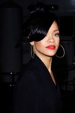 Bibir Merah Rihanna