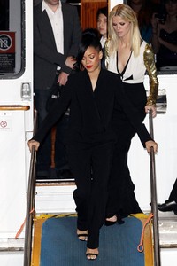 Rihanna tiba di acara premiere Battleship di Luna Park, Sydney dengan busana serba hitam. (Getty Images).