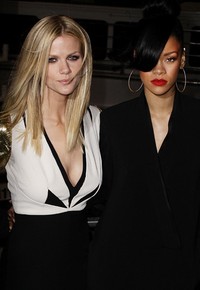 Rihanna berpose bareng Brooklyn Decker. (Getty Images).