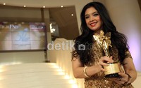 Tak hanya artis muda, nama Inggrid Kansil yang juga kini menjabat sebagai anggota DPR juga masuk dalam jajaran wanita cantik Indonesia.